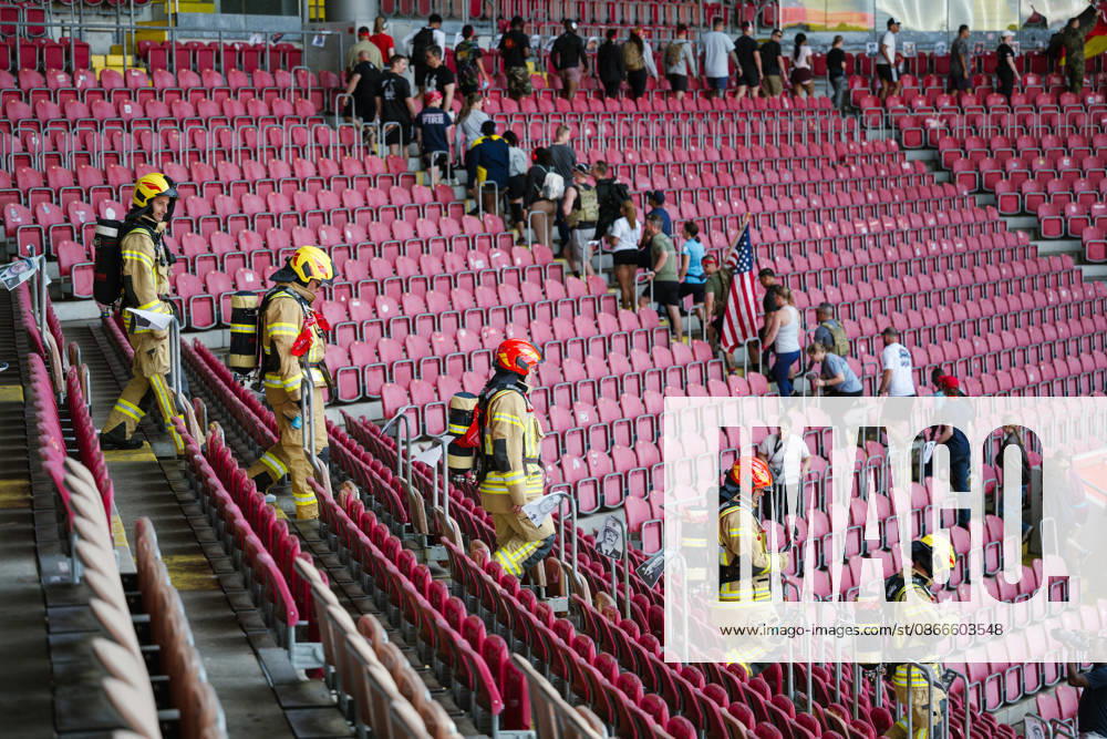 Gedenkveranstaltung 9 11 Stair Climb im Fritz-Walter-Stadion in Kaiserslautern (Foto vom 11.09.2026). 30 mal geht es fuer die rund 400 amerikanischen und deutschen Einsatzkraefte die Treppen der Osttribuene des Fritz-Walter-Stadions des 1.FC Kaiserslautern hoch und runter. Dies entspricht den 2.071 Treppenstufen in 110 Stockwerken, die Feuerwehrleute und Rettungskraefte am 11. September 2001 - vor 25 Jahren in New York - erklommen. Sie versuchten, die Menschen in den beiden attackierten Tuermen des World Trade Centers zu retten. (Siehe epd-Bericht vom 11.09.2026)