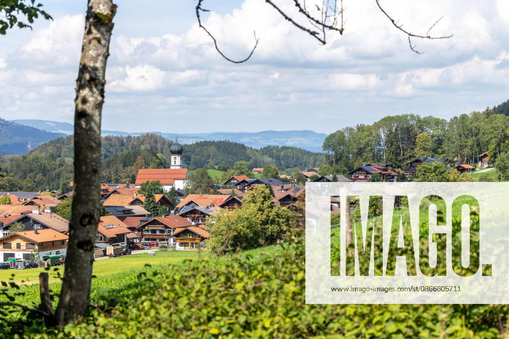 Freundliches Septemberwetter Die Sonne scheint auf die Landschaft mit dem Dorf Schöllang., Oberstdorf Bayern Deutschland