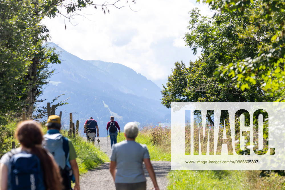Freundliches Septemberwetter Die Sonne scheint auf die Landschaft im Allgäu., Oberstdorf Bayern Deutschland