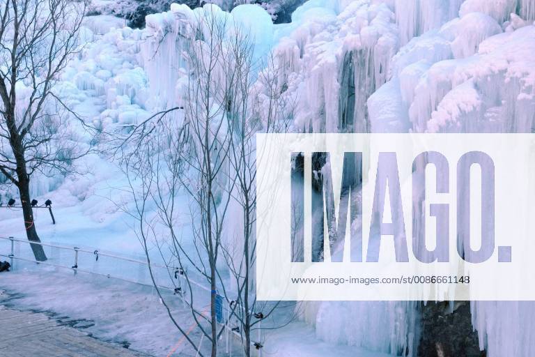 China, gefrorener Wasserfall in einem Park in Peking November 11, 2018 - Beijing, Beijing, China - Beijing,CHINA-The waterfall is frozen during winter at Shenquanxia Scenic Area in Beijing, China. Beijing China - ZUMAs145 20181111_zaa_s145_125