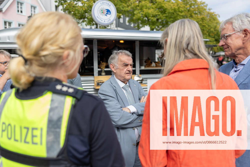 Coffee with a Cop in Siegburg - 11.09.26 Im Rahmen der bundesweiten Polizeiaktion Coffee with a Cop besucht NRW-Innenminister Herbert REUL (CDU) den Infostand der Kreispolizeibehörde Rhein-Sieg-Kreis auf dem Unteren Marktplatz in Siegburg. Bei Kaffee, Kakao oder Tee kommen Polizeibeamtinnen und Polizeibeamte mit Bürgerinnen und Bürgern ins ungezwungene Gespräch. Siegburg Nordrhein-Westfalen Deutschland