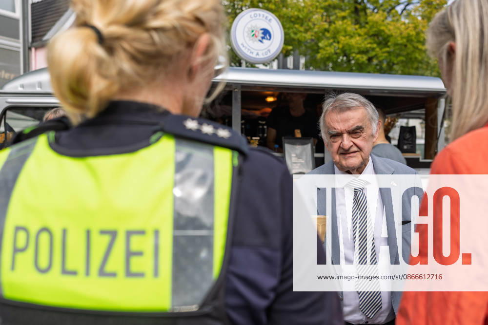 Coffee with a Cop in Siegburg - 11.09.26 Im Rahmen der bundesweiten Polizeiaktion Coffee with a Cop besucht NRW-Innenminister Herbert REUL (CDU) den Infostand der Kreispolizeibehörde Rhein-Sieg-Kreis auf dem Unteren Marktplatz in Siegburg. Bei Kaffee, Kakao oder Tee kommen Polizeibeamtinnen und Polizeibeamte mit Bürgerinnen und Bürgern ins ungezwungene Gespräch. Siegburg Nordrhein-Westfalen Deutschland