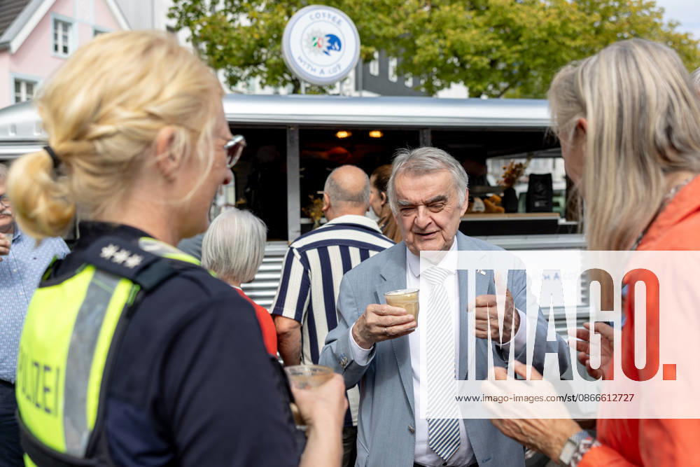 Coffee with a Cop in Siegburg - 11.09.26 Im Rahmen der bundesweiten Polizeiaktion Coffee with a Cop besucht NRW-Innenminister Herbert REUL (CDU) den Infostand der Kreispolizeibehörde Rhein-Sieg-Kreis auf dem Unteren Marktplatz in Siegburg. Bei Kaffee, Kakao oder Tee kommen Polizeibeamtinnen und Polizeibeamte mit Bürgerinnen und Bürgern ins ungezwungene Gespräch. Siegburg Nordrhein-Westfalen Deutschland