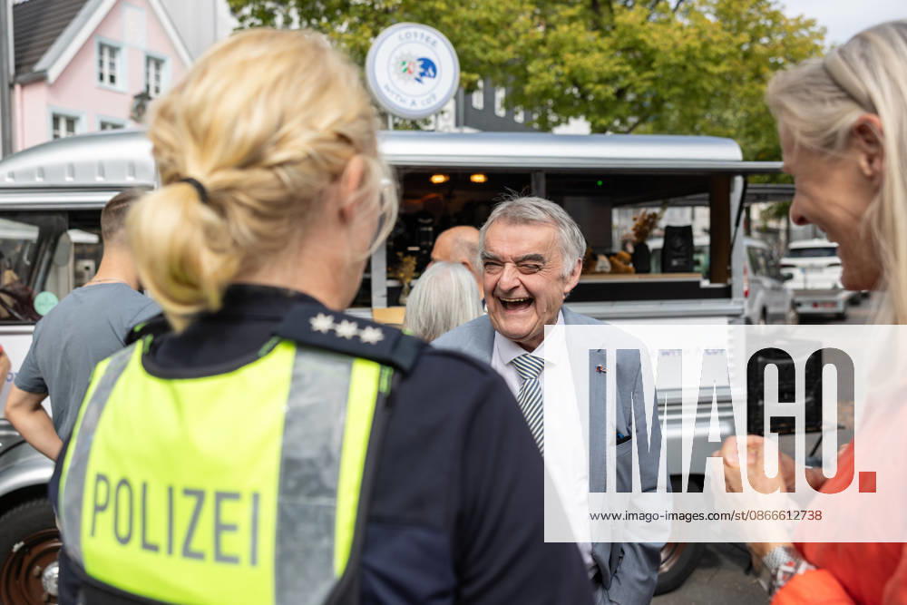 Coffee with a Cop in Siegburg - 11.09.26 Im Rahmen der bundesweiten Polizeiaktion Coffee with a Cop besucht NRW-Innenminister Herbert REUL (CDU) den Infostand der Kreispolizeibehörde Rhein-Sieg-Kreis auf dem Unteren Marktplatz in Siegburg. Bei Kaffee, Kakao oder Tee kommen Polizeibeamtinnen und Polizeibeamte mit Bürgerinnen und Bürgern ins ungezwungene Gespräch. Siegburg Nordrhein-Westfalen Deutschland