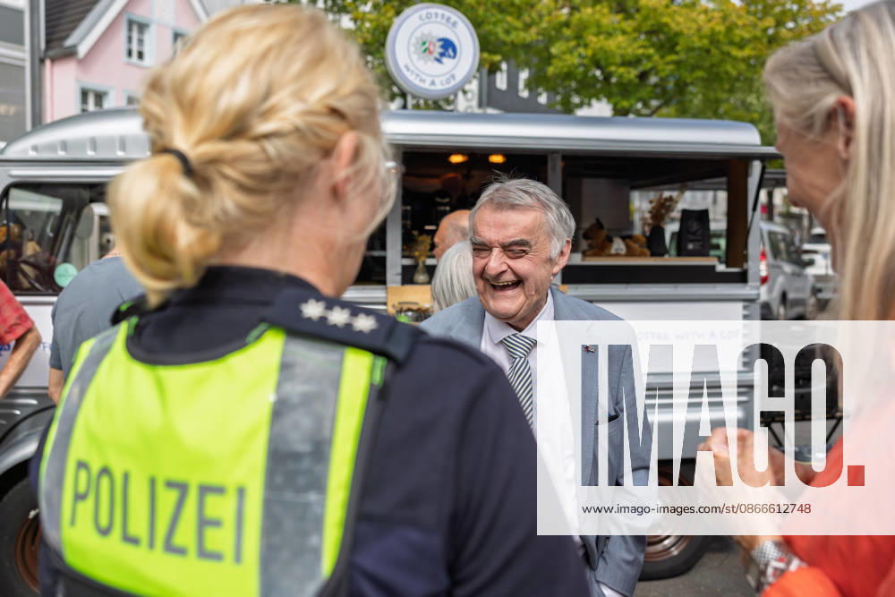 Coffee with a Cop in Siegburg - 11.09.26 Im Rahmen der bundesweiten Polizeiaktion Coffee with a Cop besucht NRW-Innenminister Herbert REUL (CDU) den Infostand der Kreispolizeibehörde Rhein-Sieg-Kreis auf dem Unteren Marktplatz in Siegburg. Bei Kaffee, Kakao oder Tee kommen Polizeibeamtinnen und Polizeibeamte mit Bürgerinnen und Bürgern ins ungezwungene Gespräch. Siegburg Nordrhein-Westfalen Deutschland