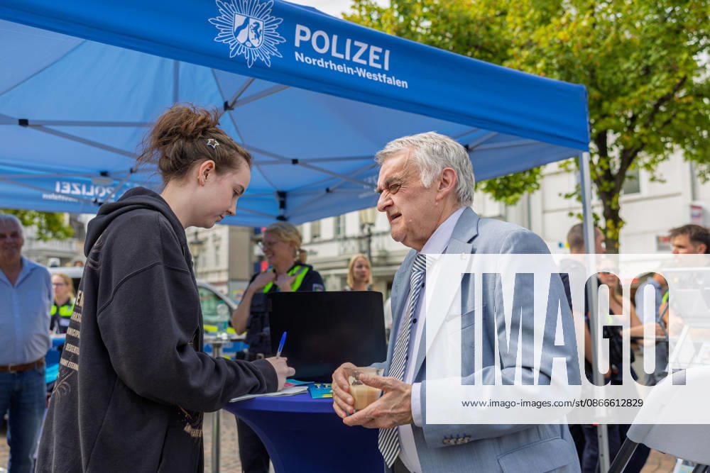 Coffee with a Cop in Siegburg - 11.09.26 Im Rahmen der bundesweiten Polizeiaktion Coffee with a Cop besucht NRW-Innenminister Herbert REUL (CDU) den Infostand der Kreispolizeibehörde Rhein-Sieg-Kreis auf dem Unteren Marktplatz in Siegburg. Bei Kaffee, Kakao oder Tee kommen Polizeibeamtinnen und Polizeibeamte mit Bürgerinnen und Bürgern ins ungezwungene Gespräch. Siegburg Nordrhein-Westfalen Deutschland