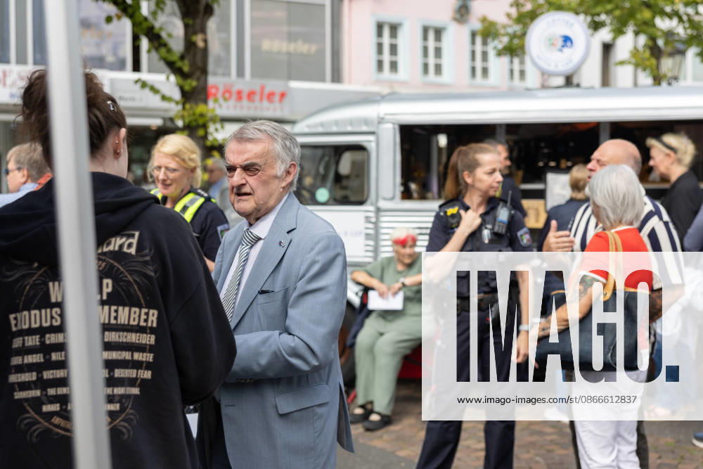 Coffee with a Cop in Siegburg - 11.09.26 Im Rahmen der bundesweiten Polizeiaktion Coffee with a Cop besucht NRW-Innenminister Herbert REUL (CDU) den Infostand der Kreispolizeibehörde Rhein-Sieg-Kreis auf dem Unteren Marktplatz in Siegburg. Bei Kaffee, Kakao oder Tee kommen Polizeibeamtinnen und Polizeibeamte mit Bürgerinnen und Bürgern ins ungezwungene Gespräch. Siegburg Nordrhein-Westfalen Deutschland