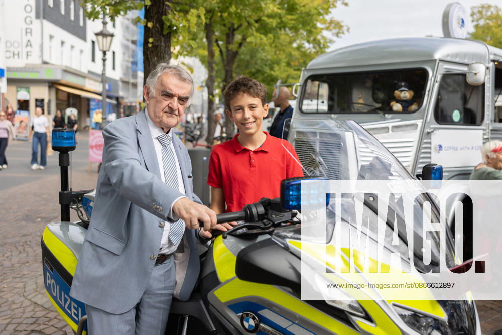 Coffee with a Cop in Siegburg - 11.09.26 Geburtstagsbild mit Maximilian (jetzt 12 Jahre alt) mit dem Innenminister am Motorrad - Im Rahmen der bundesweiten Polizeiaktion Coffee with a Cop besucht NRW-Innenminister Herbert REUL (CDU) den Infostand der Kreispolizeibehörde Rhein-Sieg-Kreis auf dem Unteren Marktplatz in Siegburg. Bei Kaffee, Kakao oder Tee kommen Polizeibeamtinnen und Polizeibeamte mit Bürgerinnen und Bürgern ins ungezwungene Gespräch. Siegburg Nordrhein-Westfalen Deutschland