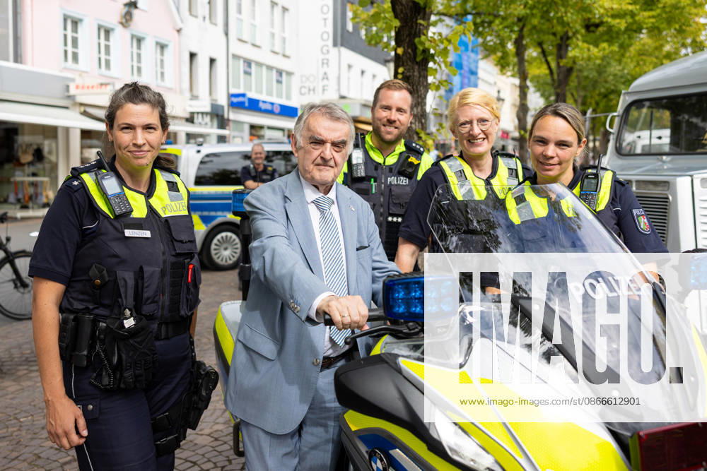 Coffee with a Cop in Siegburg - 11.09.26 Im Rahmen der bundesweiten Polizeiaktion Coffee with a Cop besucht NRW-Innenminister Herbert REUL (CDU) den Infostand der Kreispolizeibehörde Rhein-Sieg-Kreis auf dem Unteren Marktplatz in Siegburg. Bei Kaffee, Kakao oder Tee kommen Polizeibeamtinnen und Polizeibeamte mit Bürgerinnen und Bürgern ins ungezwungene Gespräch. Siegburg Nordrhein-Westfalen Deutschland