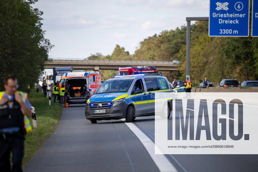 23 Jährige mit Motorrad kollidiert mit PKW schwerverletzt per Rettungshubschrauber ins Krankenhaus verbracht Am 11.09.2026 kollidierte gegen 15:48 Uhr auf der A67 in Fahrtrichtung Mannheim zwischen dem Darmstädter Kreuz und Pfungstadt eine 23 jährige Motorradfahrerin nach ersten Erkenntnissen mit einem vorausfahrenden Pkw. Die Frau wurde schwerverletzt. Ein Rettungshubschrauber flog sie in ein Krankenhaus. Die Autobahn ist in diesem Bereich für die Unfallaufnahme seit über zwei Stunden gesperrt. Ein Gutachter kommt zum Einsatz um den Unfallhergang zu rekonstruieren. Darmstadt A67 Hessen Deutschland