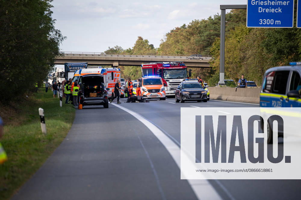 23 Jährige mit Motorrad kollidiert mit PKW schwerverletzt per Rettungshubschrauber ins Krankenhaus verbracht Am 11.09.2026 kollidierte gegen 15:48 Uhr auf der A67 in Fahrtrichtung Mannheim zwischen dem Darmstädter Kreuz und Pfungstadt eine 23 jährige Motorradfahrerin nach ersten Erkenntnissen mit einem vorausfahrenden Pkw. Die Frau wurde schwerverletzt. Ein Rettungshubschrauber flog sie in ein Krankenhaus. Die Autobahn ist in diesem Bereich für die Unfallaufnahme seit über zwei Stunden gesperrt. Ein Gutachter kommt zum Einsatz um den Unfallhergang zu rekonstruieren. Darmstadt A67 Hessen Deutschland