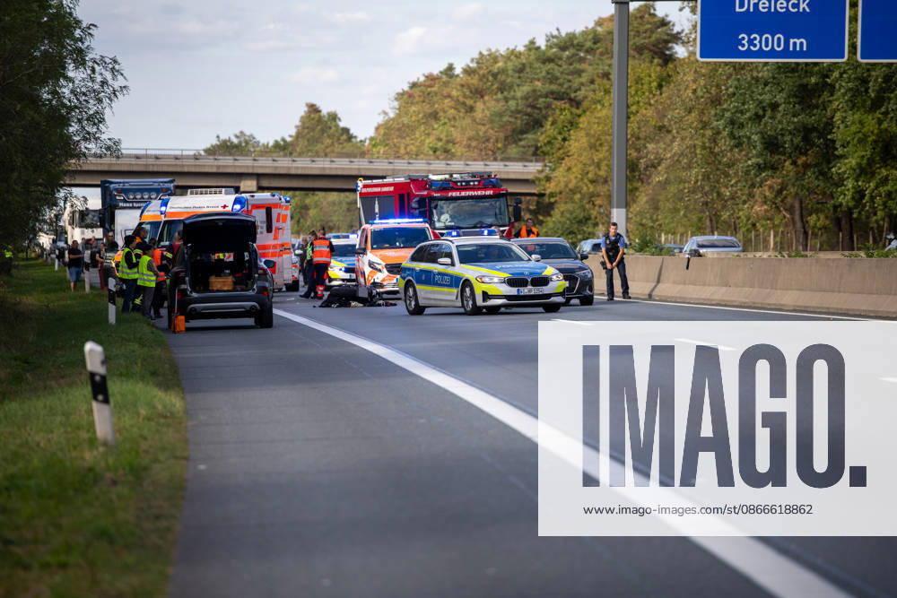 23 Jährige mit Motorrad kollidiert mit PKW schwerverletzt per Rettungshubschrauber ins Krankenhaus verbracht Am 11.09.2026 kollidierte gegen 15:48 Uhr auf der A67 in Fahrtrichtung Mannheim zwischen dem Darmstädter Kreuz und Pfungstadt eine 23 jährige Motorradfahrerin nach ersten Erkenntnissen mit einem vorausfahrenden Pkw. Die Frau wurde schwerverletzt. Ein Rettungshubschrauber flog sie in ein Krankenhaus. Die Autobahn ist in diesem Bereich für die Unfallaufnahme seit über zwei Stunden gesperrt. Ein Gutachter kommt zum Einsatz um den Unfallhergang zu rekonstruieren. Darmstadt A67 Hessen Deutschland
