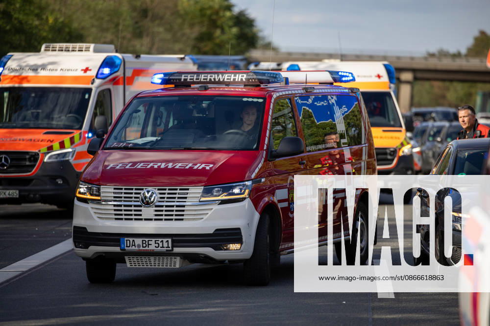 23 Jährige mit Motorrad kollidiert mit PKW schwerverletzt per Rettungshubschrauber ins Krankenhaus verbracht Am 11.09.2026 kollidierte gegen 15:48 Uhr auf der A67 in Fahrtrichtung Mannheim zwischen dem Darmstädter Kreuz und Pfungstadt eine 23 jährige Motorradfahrerin nach ersten Erkenntnissen mit einem vorausfahrenden Pkw. Die Frau wurde schwerverletzt. Ein Rettungshubschrauber flog sie in ein Krankenhaus. Die Autobahn ist in diesem Bereich für die Unfallaufnahme seit über zwei Stunden gesperrt. Ein Gutachter kommt zum Einsatz um den Unfallhergang zu rekonstruieren. Darmstadt A67 Hessen Deutschland