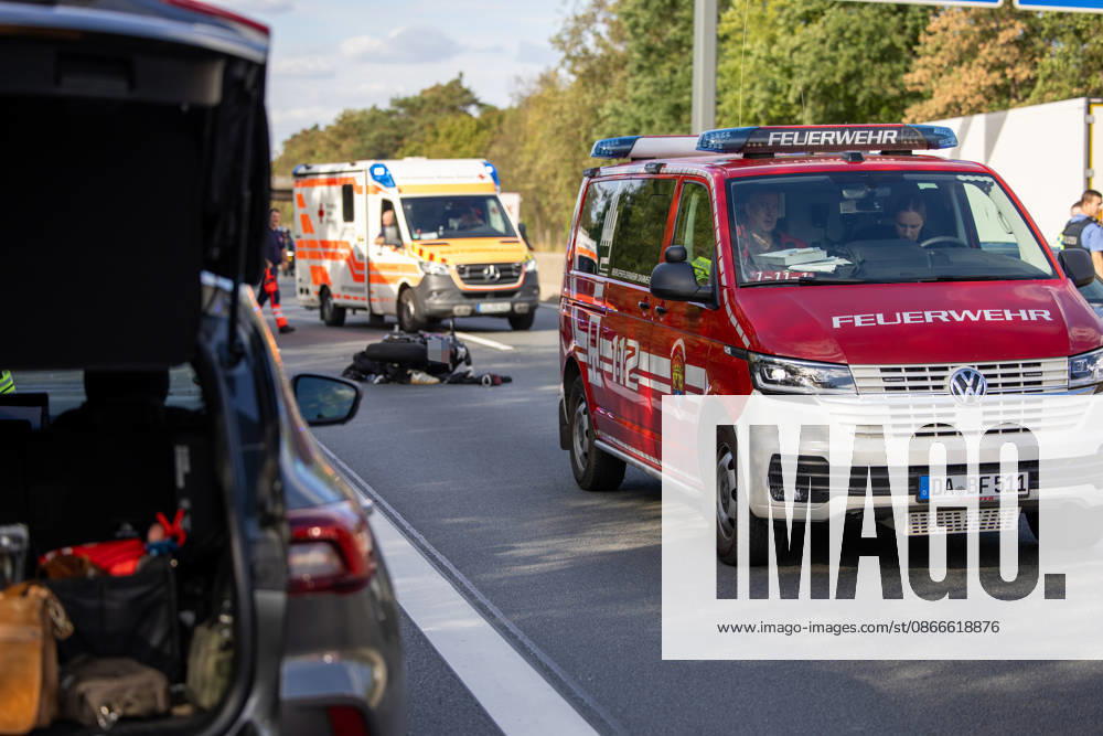 23 Jährige mit Motorrad kollidiert mit PKW schwerverletzt per Rettungshubschrauber ins Krankenhaus verbracht Am 11.09.2026 kollidierte gegen 15:48 Uhr auf der A67 in Fahrtrichtung Mannheim zwischen dem Darmstädter Kreuz und Pfungstadt eine 23 jährige Motorradfahrerin nach ersten Erkenntnissen mit einem vorausfahrenden Pkw. Die Frau wurde schwerverletzt. Ein Rettungshubschrauber flog sie in ein Krankenhaus. Die Autobahn ist in diesem Bereich für die Unfallaufnahme seit über zwei Stunden gesperrt. Ein Gutachter kommt zum Einsatz um den Unfallhergang zu rekonstruieren. Darmstadt A67 Hessen Deutschland