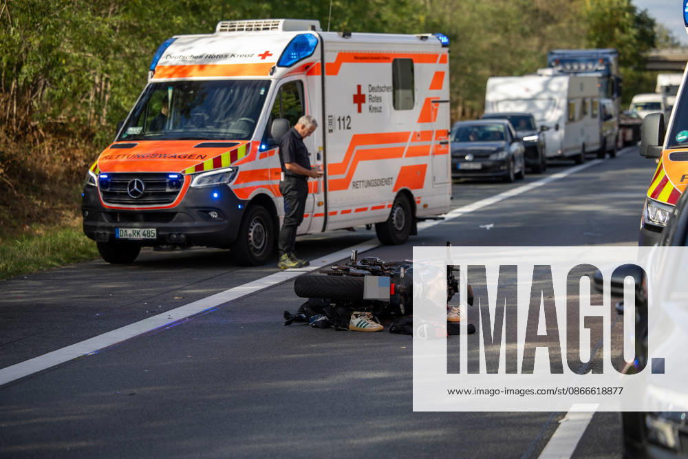 23 Jährige mit Motorrad kollidiert mit PKW schwerverletzt per Rettungshubschrauber ins Krankenhaus verbracht Am 11.09.2026 kollidierte gegen 15:48 Uhr auf der A67 in Fahrtrichtung Mannheim zwischen dem Darmstädter Kreuz und Pfungstadt eine 23 jährige Motorradfahrerin nach ersten Erkenntnissen mit einem vorausfahrenden Pkw. Die Frau wurde schwerverletzt. Ein Rettungshubschrauber flog sie in ein Krankenhaus. Die Autobahn ist in diesem Bereich für die Unfallaufnahme seit über zwei Stunden gesperrt. Ein Gutachter kommt zum Einsatz um den Unfallhergang zu rekonstruieren. Darmstadt A67 Hessen Deutschland