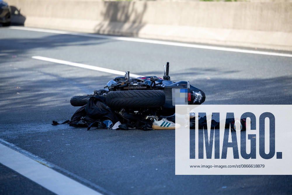 23 Jährige mit Motorrad kollidiert mit PKW schwerverletzt per Rettungshubschrauber ins Krankenhaus verbracht Am 11.09.2026 kollidierte gegen 15:48 Uhr auf der A67 in Fahrtrichtung Mannheim zwischen dem Darmstädter Kreuz und Pfungstadt eine 23 jährige Motorradfahrerin nach ersten Erkenntnissen mit einem vorausfahrenden Pkw. Die Frau wurde schwerverletzt. Ein Rettungshubschrauber flog sie in ein Krankenhaus. Die Autobahn ist in diesem Bereich für die Unfallaufnahme seit über zwei Stunden gesperrt. Ein Gutachter kommt zum Einsatz um den Unfallhergang zu rekonstruieren. Darmstadt A67 Hessen Deutschland