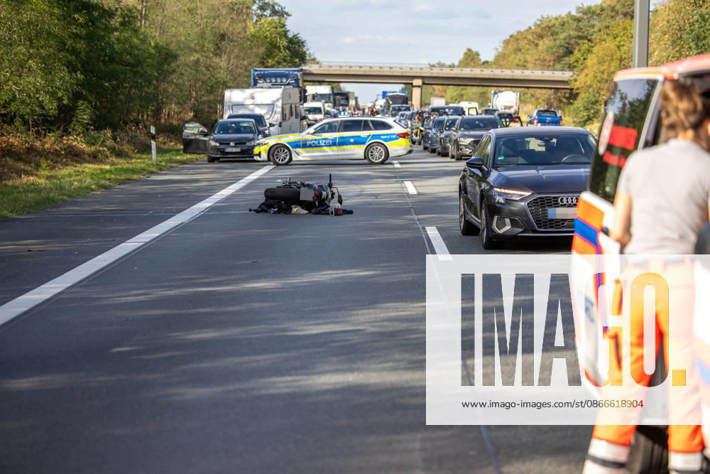 23 Jährige mit Motorrad kollidiert mit PKW schwerverletzt per Rettungshubschrauber ins Krankenhaus verbracht Am 11.09.2026 kollidierte gegen 15:48 Uhr auf der A67 in Fahrtrichtung Mannheim zwischen dem Darmstädter Kreuz und Pfungstadt eine 23 jährige Motorradfahrerin nach ersten Erkenntnissen mit einem vorausfahrenden Pkw. Die Frau wurde schwerverletzt. Ein Rettungshubschrauber flog sie in ein Krankenhaus. Die Autobahn ist in diesem Bereich für die Unfallaufnahme seit über zwei Stunden gesperrt. Ein Gutachter kommt zum Einsatz um den Unfallhergang zu rekonstruieren. Darmstadt A67 Hessen Deutschland