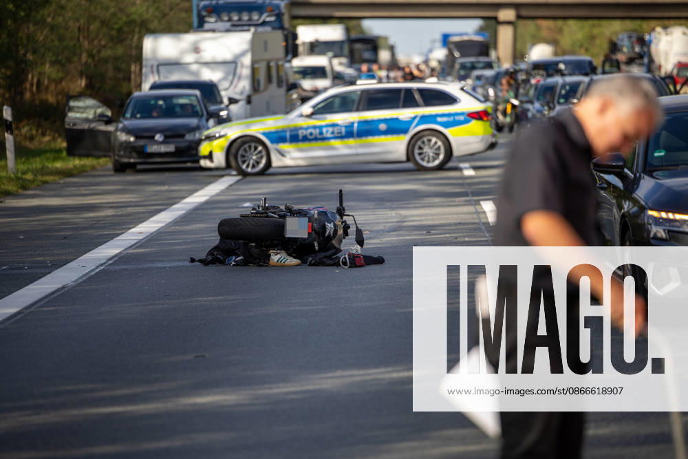 23 Jährige mit Motorrad kollidiert mit PKW schwerverletzt per Rettungshubschrauber ins Krankenhaus verbracht Am 11.09.2026 kollidierte gegen 15:48 Uhr auf der A67 in Fahrtrichtung Mannheim zwischen dem Darmstädter Kreuz und Pfungstadt eine 23 jährige Motorradfahrerin nach ersten Erkenntnissen mit einem vorausfahrenden Pkw. Die Frau wurde schwerverletzt. Ein Rettungshubschrauber flog sie in ein Krankenhaus. Die Autobahn ist in diesem Bereich für die Unfallaufnahme seit über zwei Stunden gesperrt. Ein Gutachter kommt zum Einsatz um den Unfallhergang zu rekonstruieren. Darmstadt A67 Hessen Deutschland