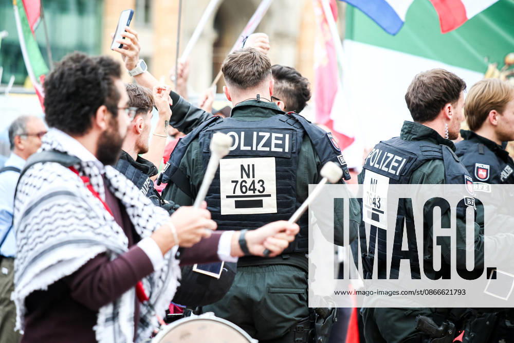Hannover, Deutschland, Europa. Teilnehmer einer pro-palästinensischen Demonstration versammeln sich am 11. September 2026 am Hauptbahnhof Hannover. Zu sehen sind Demonstranten mit palästinensischen Flaggen, Plakaten und Transparenten während der öffentlichen Kundgebung.