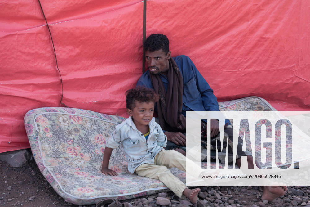 Clashes in Yemen displace 823 families in Taiz in single day TAIZ, YEMEN - SEPTEMBER 10: A boy sits on a mattress with his dad as displaced Yemeni civilians live at temporary shelters in the Bani Omar area of southern Taiz, Yemen, on September 10, 2026, after fleeing escalating armed clashes between government forces and Iran-backed Houthi rebels in the Al-Wazi iyah district. Intensified fighting and civilian casualties have forced hundreds of families from their homes, leaving displaced populations in urgent need of emergency shelter, food supplies, clean drinking water, and vital sanitation services. Marwan Abdullah Yahya Saeed Al-shabi Anadolu Taiz Yemen. Editorial use only. Please get in touch for any other usage.