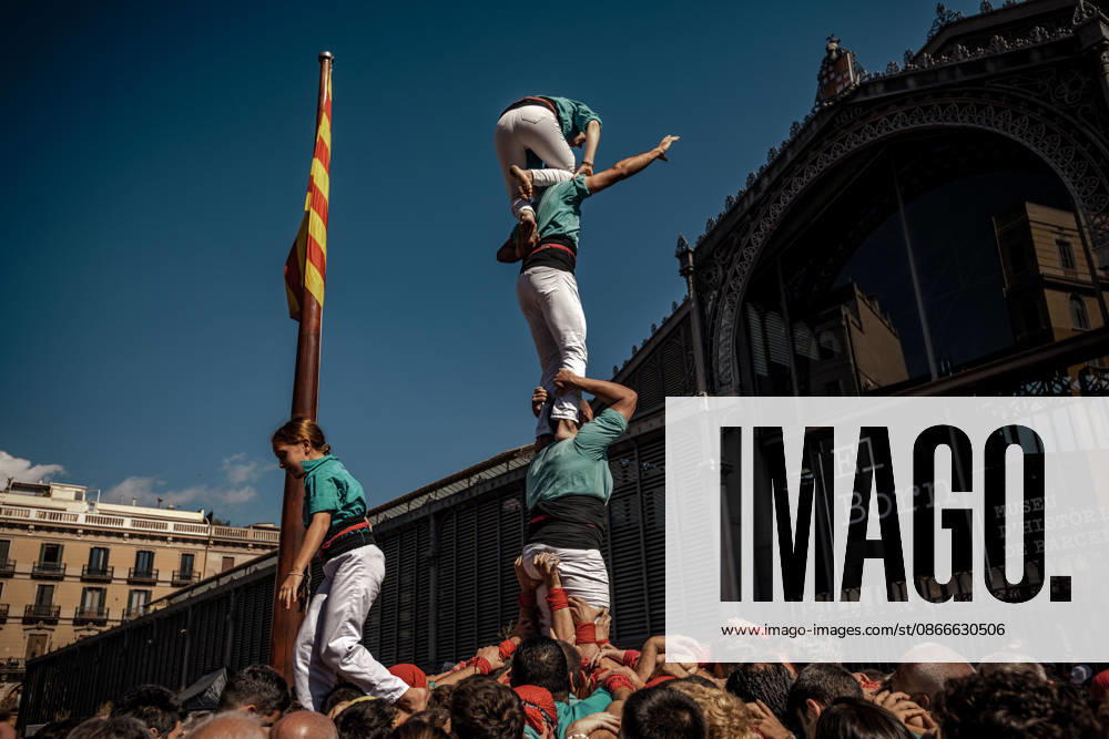 The Castellers de Vilafranca build a human tower during the Diada Castellera at Catalonia s National Day, the Diada Barcelona Spain - ZUMAo105 20260911_fap_o105_029