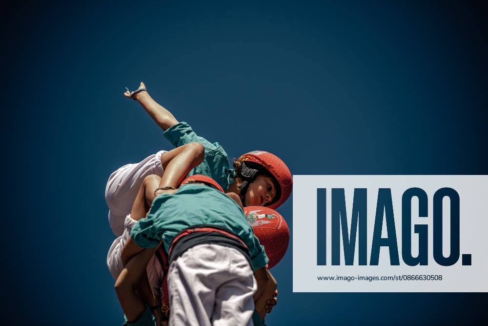 The Castellers de Vilafranca build a human tower during the Diada Castellera at Catalonia s National Day, the Diada Barcelona Spain - ZUMAo105 20260911_fap_o105_031