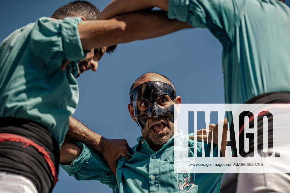 A member of the Castellers de Vilafranca wears a protective face mask while they build a human tower during the Diada Castellera at Catalonia s National Day, the Diada Barcelona Spain - ZUMAo105 20260911_fap_o105_032