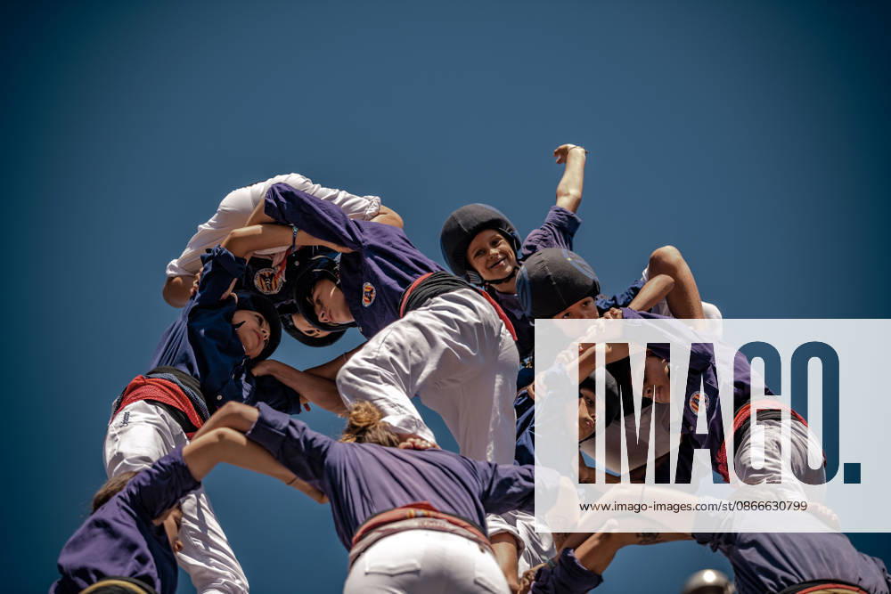 The Capgrossos de Mataro build a human tower during the Diada Castellera at Catalonia s National Day, the Diada Barcelona Spain - ZUMAo105 20260911_fap_o105_033