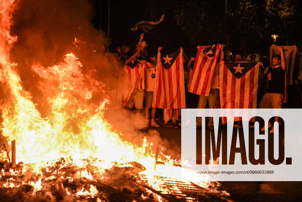 Demonstration by the CUP and pro-independence left-wing groups for Diada 2026. Several people set trash containers on fire following the demonstration for Catalonia Day on September 11, 2026, in Barcelona, Catalonia Spain The march was organized by the CUP and pro-independence left-wing groups to commemorate the fall of Barcelona to Bourbon troops in 1714 SEPTEMBER 11, 2026 DIADA CUP CATALONIA LEFT-WING ESTELADAS INDEPENDENCEISM INDEPENDENCE ARC DE TRIOMPH TRASH CONTAINERS BURNING OF TRASH CONTAINERS Barcelona Catalonia Barcelona Catalonia Spain