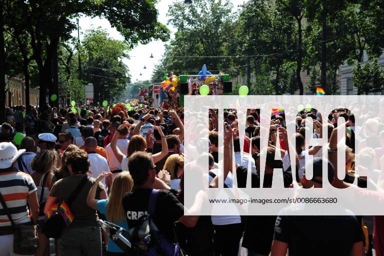IMAGO Creative: Pride Month 2022, Engagement der Jugendlichen Wien, Regenbogenparade 2009 - Vienna, Rainbow Parade 2009
