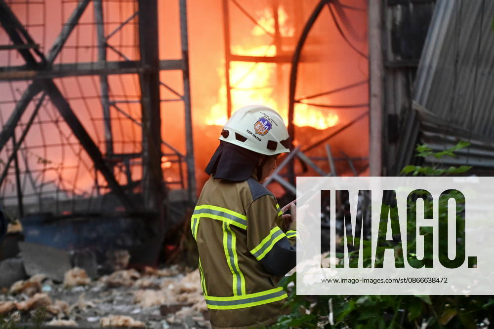 Air attack in Kyiv - 11 Sep 2026 Firefighter works near the scene of a fire after a jet-powered drone struck an office building in Kyiv s Podilskyi district. The Russian army struck offices in Kyiv s Podilskyi district, destroying the facility and civilian vehicles. Kyiv Ukraine