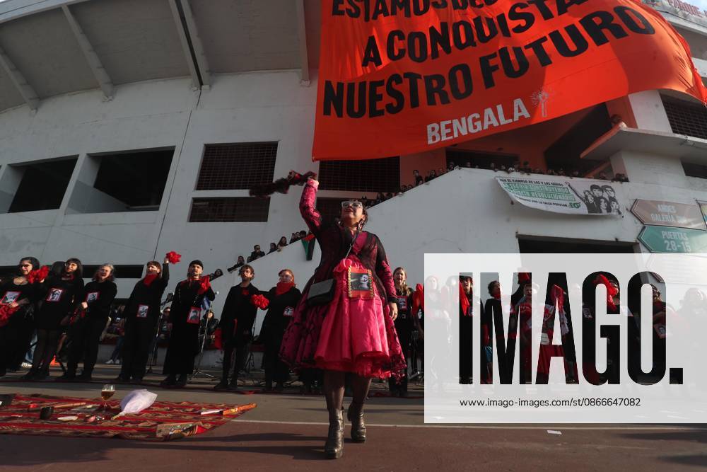 Santiago, September 11, 2026. On Friday afternoon, groups of people gathered at the National Stadium to remember their loved ones, who had been taken there after it was converted into a detention center. Carlos Santibánez Aton Chile, Aton 1189693