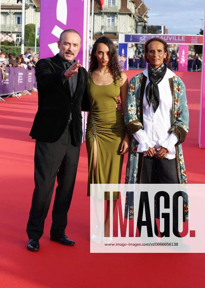 Vincent Perez, Karine Silla, and their daughter Tess Perez on the red carpet at the 52nd Deauville American Film Festival on September 11, 2026. Denis Guignebourg, Bestimage. Red carpet at the 52nd Deauville American Film Festival on September 11, 2026, Deauville, France