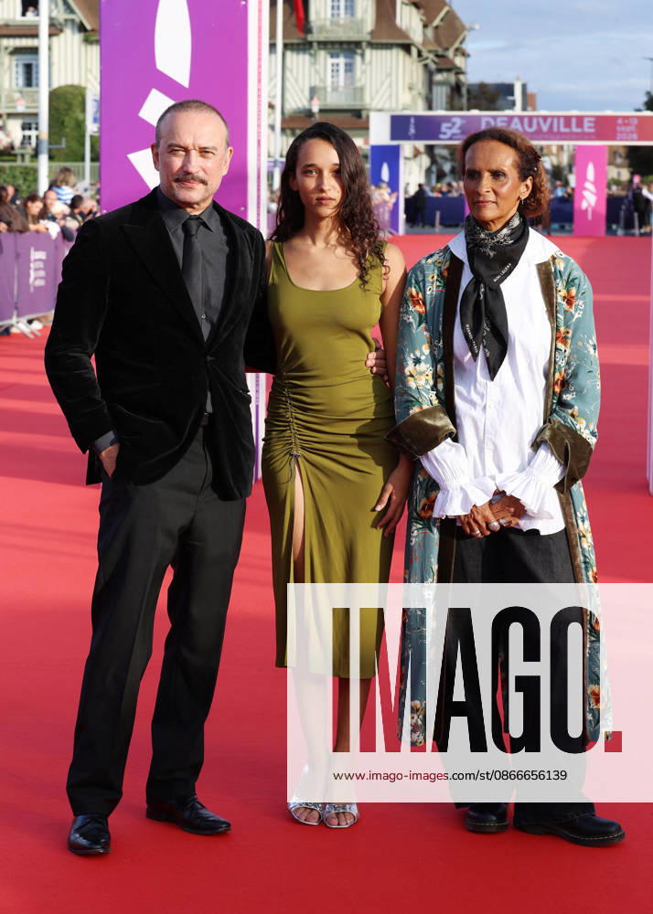 Vincent Perez, Karine Silla, and their daughter Tess Perez on the red carpet at the 52nd Deauville American Film Festival on September 11, 2026. Denis Guignebourg, Bestimage. Red carpet at the 52nd Deauville American Film Festival on September 11, 2026, Deauville, France