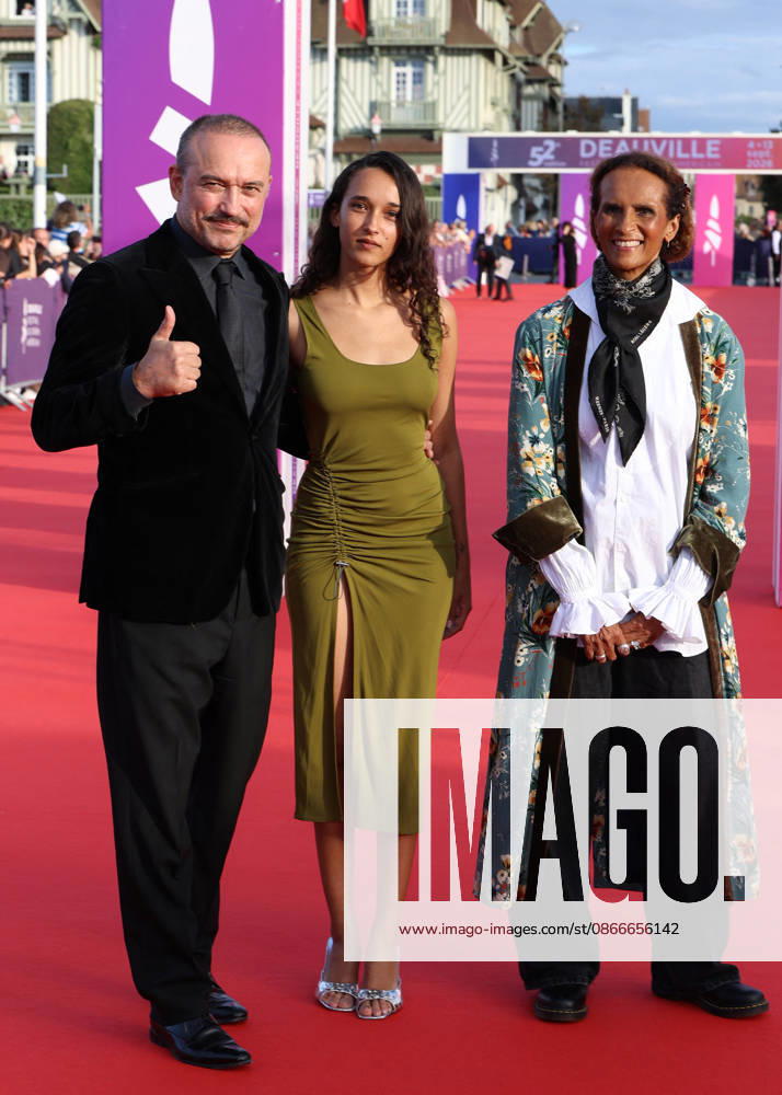 Vincent Perez, Karine Silla, and their daughter Tess Perez on the red carpet at the 52nd Deauville American Film Festival on September 11, 2026. Denis Guignebourg, Bestimage. Red carpet at the 52nd Deauville American Film Festival on September 11, 2026, Deauville, France