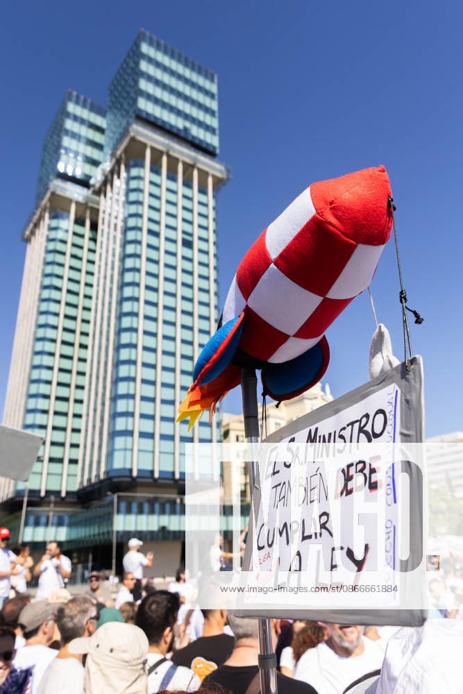 Airbus workers are demonstrating in Madrid. The protests stem from a deadlock in negotiations with company management over the new collective bargaining agreement. The workforce is demanding wage increases linked to the actual Consumer Price Index (CPI) to prevent a loss of purchasing power. They are also calling for guarantees regarding employment levels and the allocation of new workloads to ensure the long-term viability of the company s industrial plants in Spain. Madrid SPAIN - ZUMAl221 20260912_zip_l221_003