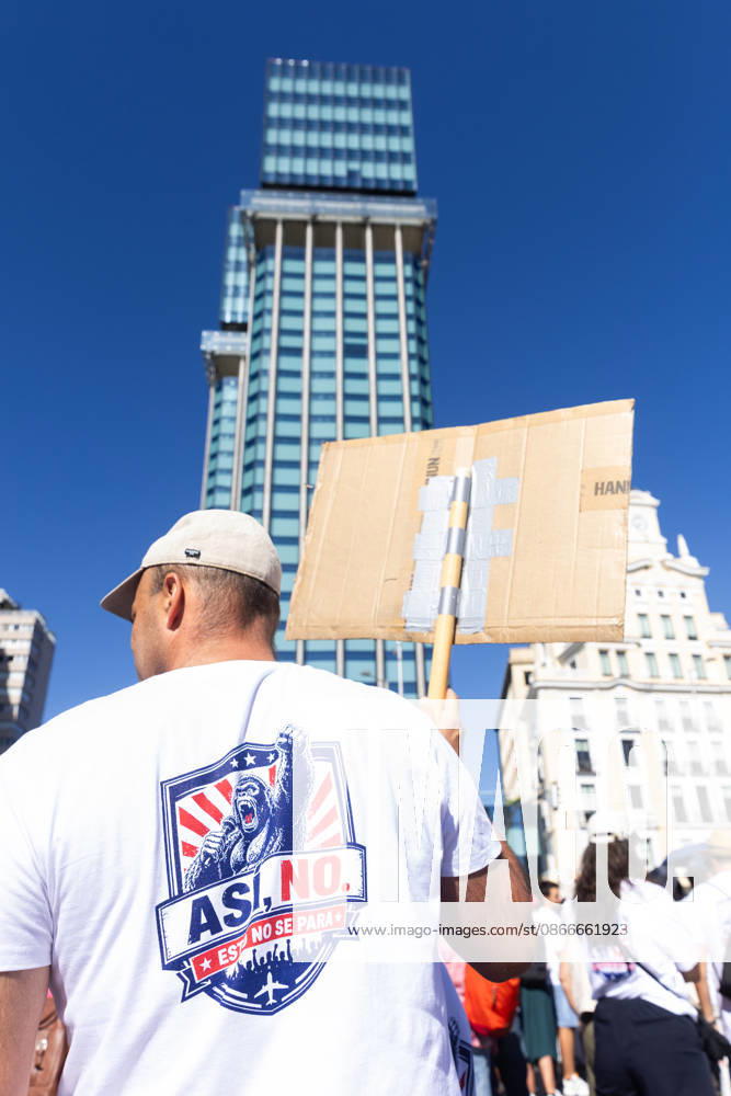 Airbus workers are demonstrating in Madrid. The protests stem from a deadlock in negotiations with company management over the new collective bargaining agreement. The workforce is demanding wage increases linked to the actual Consumer Price Index (CPI) to prevent a loss of purchasing power. They are also calling for guarantees regarding employment levels and the allocation of new workloads to ensure the long-term viability of the company s industrial plants in Spain. Madrid SPAIN - ZUMAl221 20260912_zip_l221_009