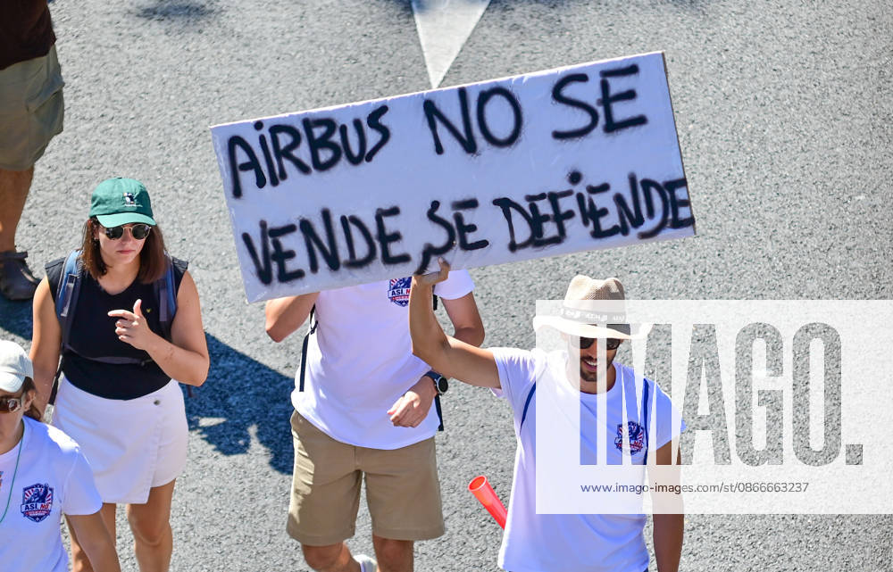 Workers from Airbus take part in a march for dignity at work in Madrid, organized by CGT Metal Madrid. The demonstration starts at Plaza de Colo³n and proceeds along Paseo de la Castellana towards the Ministry of Industry. Workers demand dignity at work and defend their labor rights and working conditions. Madrid SPAIN - ZUMAz108 20260912_znp_z108_047
