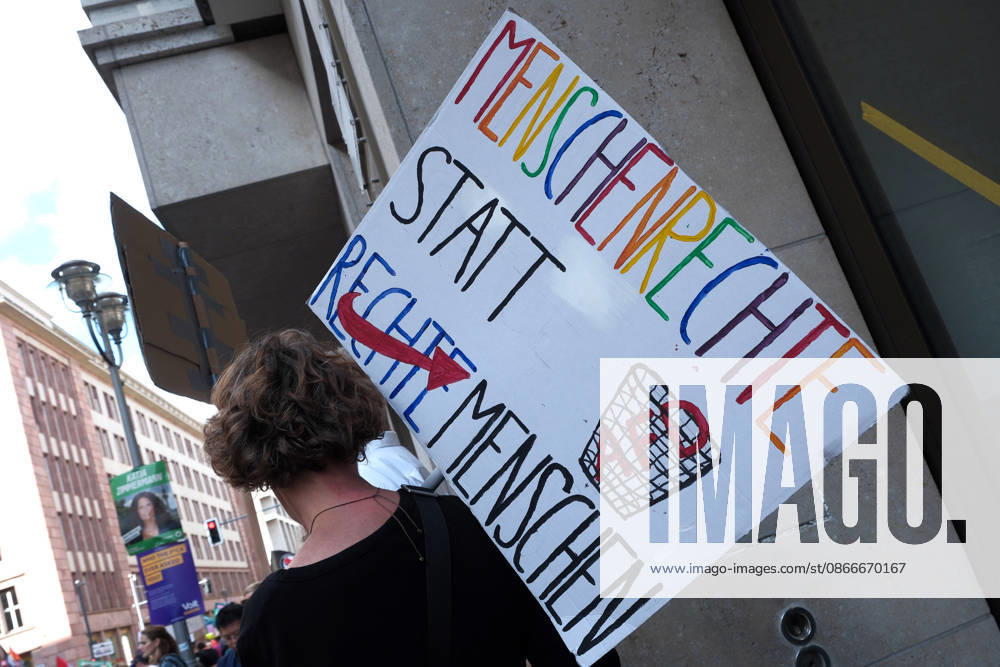 Berlin, DEU Unter dem Motto Zeit dass sich was dreht und anderen Organisationen zogen heute tausende Menschen durch Berlin um fuer Demokratie zu demonstrieren vor das Rote Rathaus.