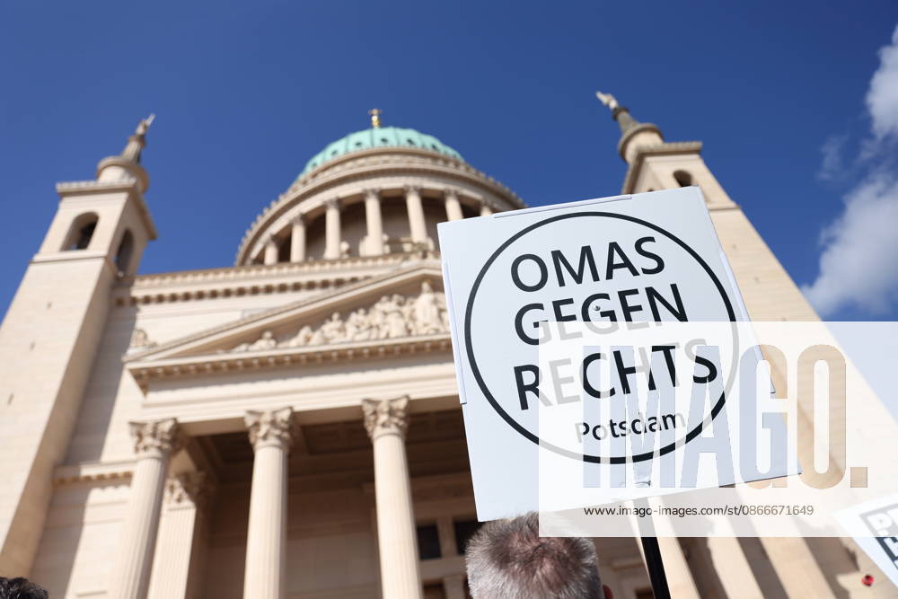 Ein Demonstrant mit Schild Omas gegen Rechts Potsdam während einer Demonstration für die Überprüfung rechtsextremer Parteien durch das Bundesverfassungsgericht, Alter Markt, Potsdam, 12. September 2026. Prüf-Demo in Potsdam