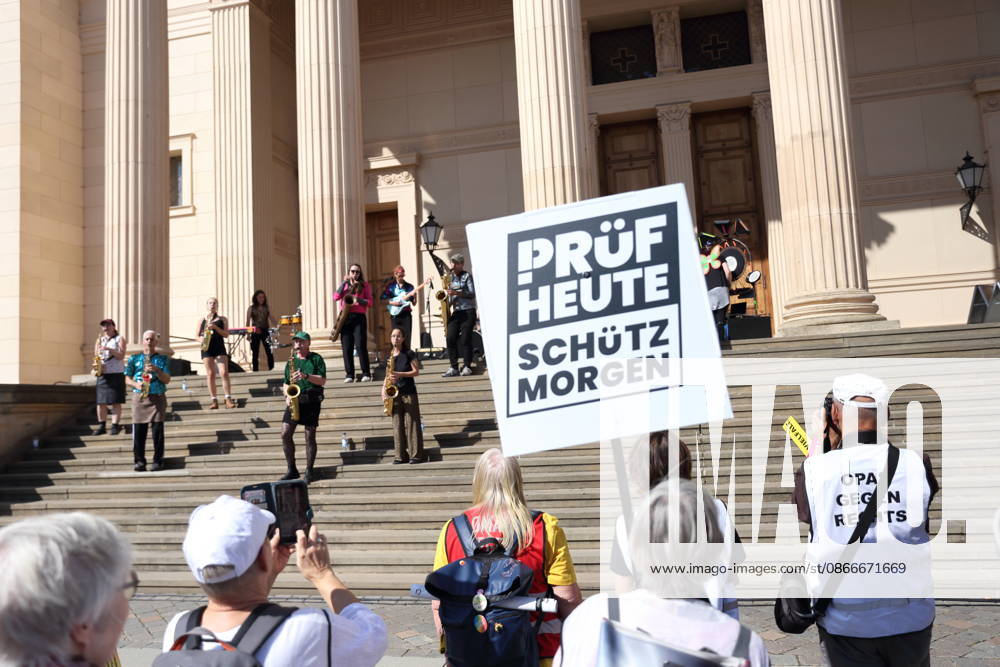 Die Band Kama Orchestra spielt während einer Demonstration für die Überprüfung rechtsextremer Parteien durch das Bundesverfassungsgericht, Alter Markt, Potsdam, 12. September 2026. Prüf-Demo in Potsdam