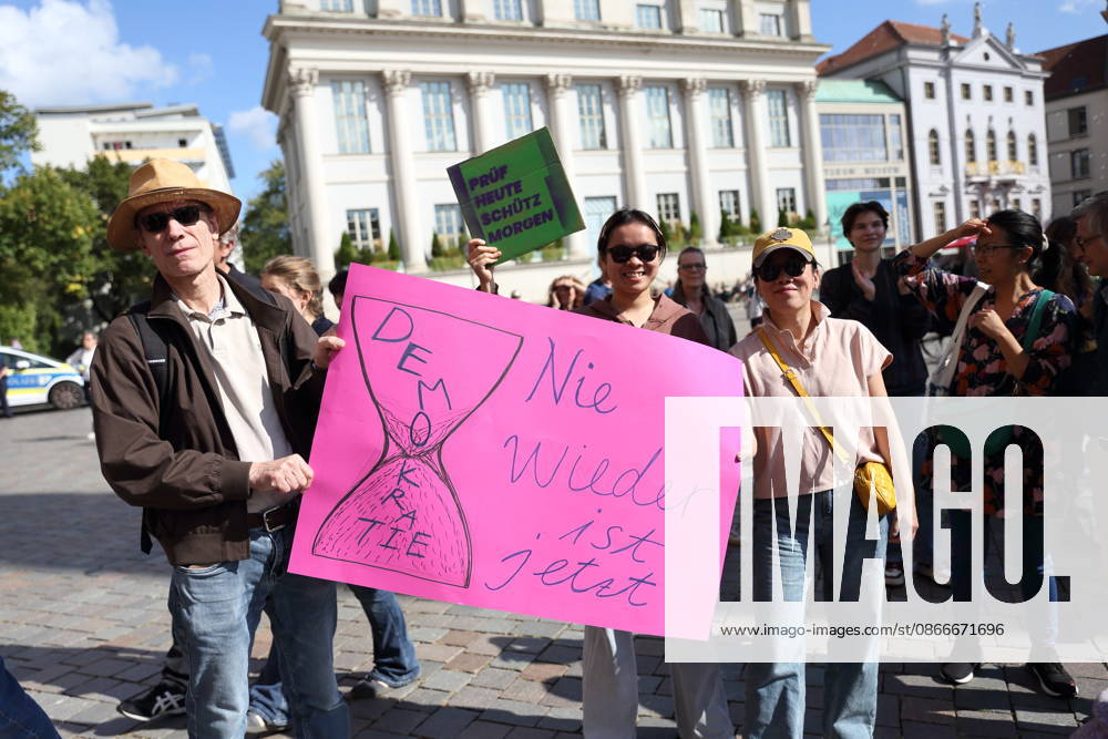 Demonstranten mit Schild Nie wieder ist jetzt - Sanduhr Demokratie während einer Demonstration für die Überprüfung rechtsextremer Parteien durch das Bundesverfassungsgericht, Alter Markt, Potsdam, 12. September 2026. Prüf-Demo in Potsdam