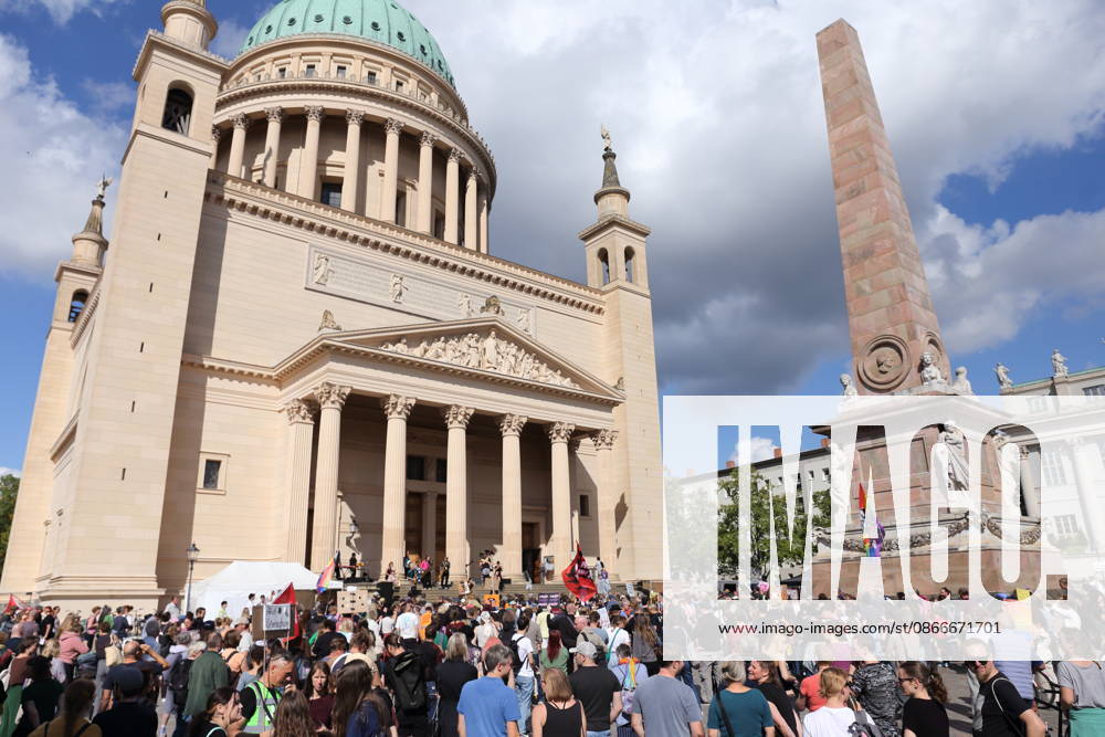 Demonstranten vor der Nikolaikirche während einer Demonstration für die Überprüfung rechtsextremer Parteien durch das Bundesverfassungsgericht, Alter Markt, Potsdam, 12. September 2026. Prüf-Demo in Potsdam