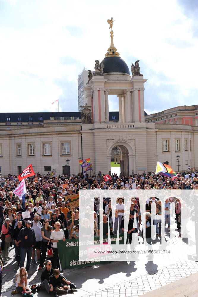 Demonstranten am Landtag während einer Demonstration für die Überprüfung rechtsextremer Parteien durch das Bundesverfassungsgericht, Alter Markt, Potsdam, 12. September 2026. Prüf-Demo in Potsdam