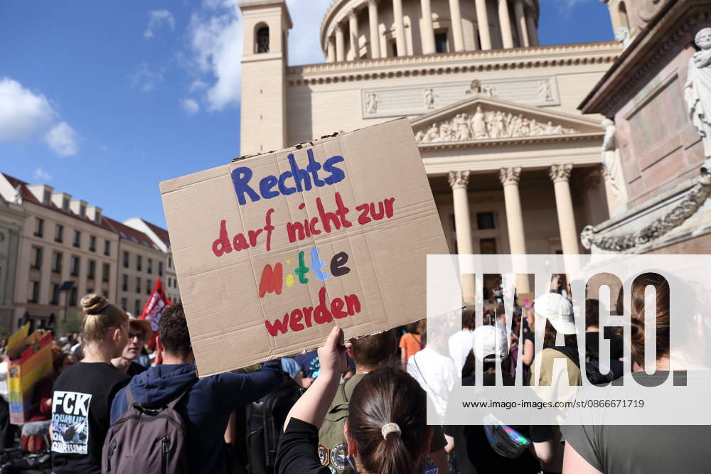 Eine Demonstrantin mit Schild Rechts darf nicht zur Mitte werden während einer Demonstration für die Überprüfung rechtsextremer Parteien durch das Bundesverfassungsgericht, Alter Markt, Potsdam, 12. September 2026. Prüf-Demo in Potsdam