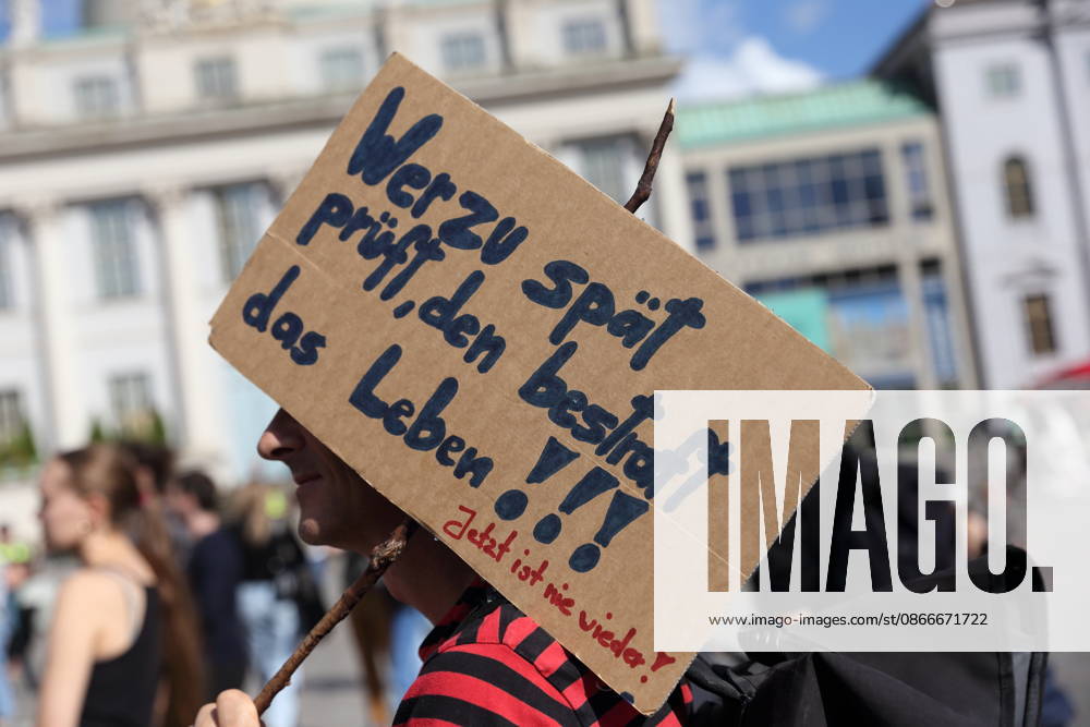 Ein Demonstrant mit Schild Wer zu spät prüft, den bestraft das Leben!!! Jetzt ist nie wieder! während einer Demonstration für die Überprüfung rechtsextremer Parteien durch das Bundesverfassungsgericht, Alter Markt, Potsdam, 12. September 2026. Prüf-Demo in Potsdam