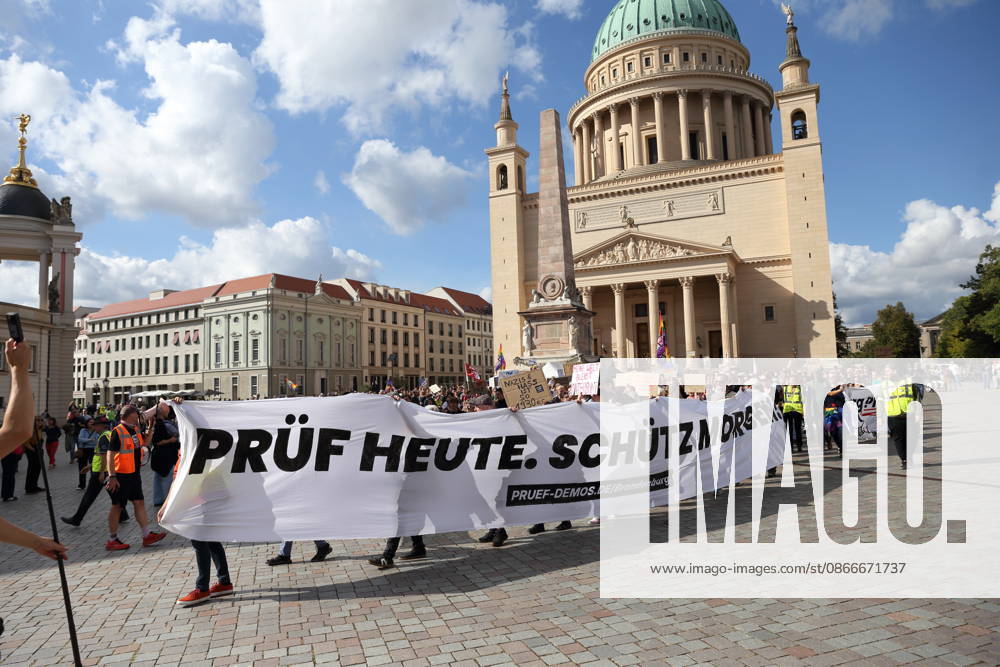 Demonstranten laufen mit Banner Prüf heute. Schütz morgen! um den Landtag während einer Demonstration für die Überprüfung rechtsextremer Parteien durch das Bundesverfassungsgericht, Alter Markt, Potsdam, 12. September 2026. Prüf-Demo in Potsdam
