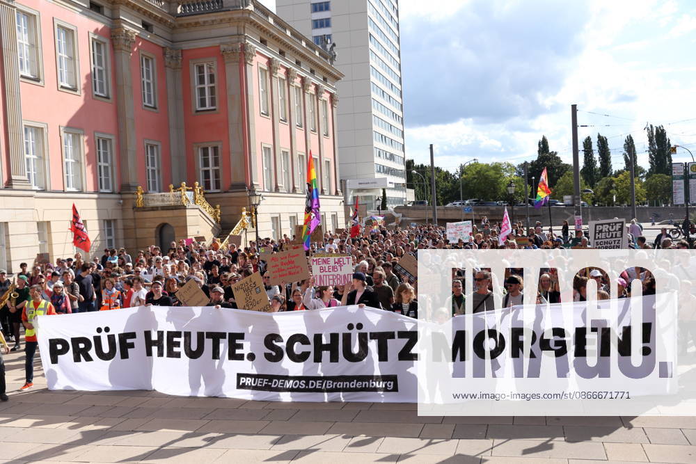 Demonstranten laufen mit Banner Prüf heute. Schütz morgen! um den Landtag während einer Demonstration für die Überprüfung rechtsextremer Parteien durch das Bundesverfassungsgericht, Alter Markt, Potsdam, 12. September 2026. Prüf-Demo in Potsdam