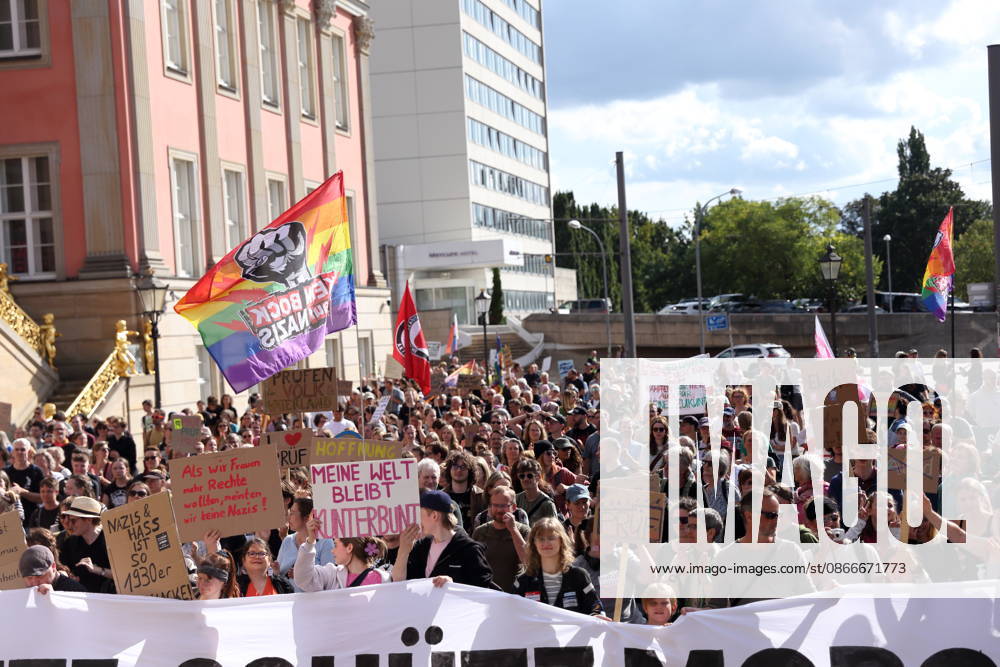 Demonstranten laufen mit Banner Prüf heute. Schütz morgen! um den Landtag während einer Demonstration für die Überprüfung rechtsextremer Parteien durch das Bundesverfassungsgericht, Alter Markt, Potsdam, 12. September 2026. Prüf-Demo in Potsdam