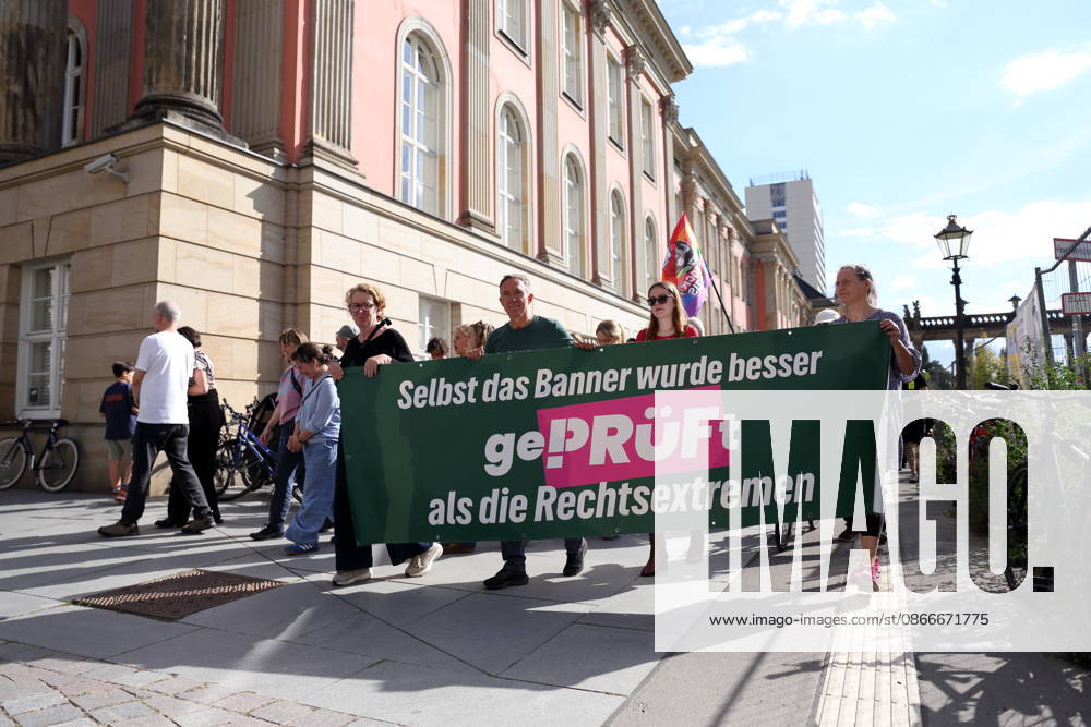 Demonstranten laufen mit Banner Selbst das Banner wurde besser geprüft als die Rechtsextremen um den Landtag während einer Demonstration für die Überprüfung rechtsextremer Parteien durch das Bundesverfassungsgericht, Alter Markt, Potsdam, 12. September 2026. Prüf-Demo in Potsdam